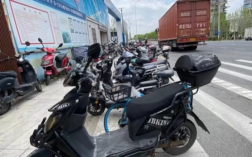 新建工地门口人行道被电动车霸占超500米 过路市民“无路可走”