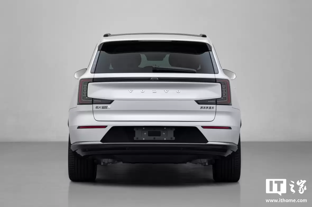 沃尔沃全新EX90纯电旗舰SUV发布:2+3+2式七座布局、双电机四驱,预售价53.99万元起