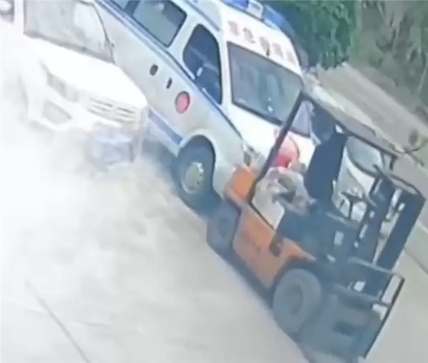 无人叉车诡异启动撞向停放救护车 涉事公司员工：或是线路短路