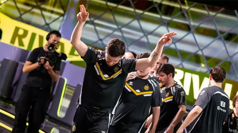 apEX爆猛料！Spinx离队前半年团队崩塌，ropz接棒狂揽9冠，Spirit成2026最大威胁！