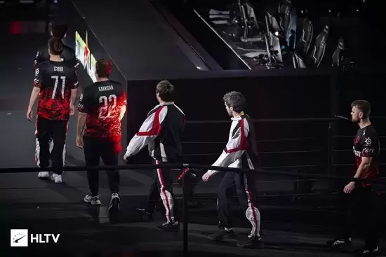 FaZe战队在赛场上的画面