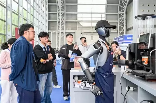 全球首次！咖啡品牌联名 × 人形机器人，这杯咖啡有点不一样