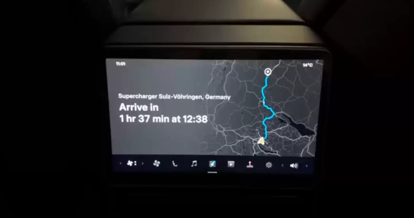 特斯拉向用户推送Robotaxi专属功能：后排显示屏全交互式导航地图