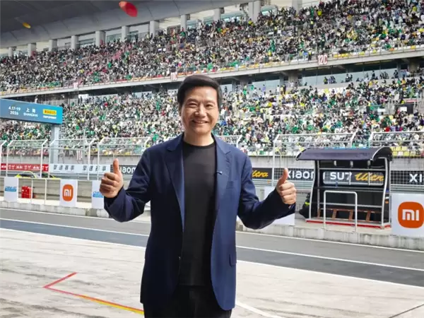 雷军亮相China GT揭幕战现场：YU7、SU7 Ultra担任官方医疗车、安全车