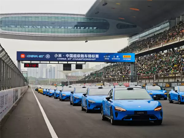 雷军亮相China GT揭幕战现场：YU7、SU7 Ultra担任官方医疗车、安全车