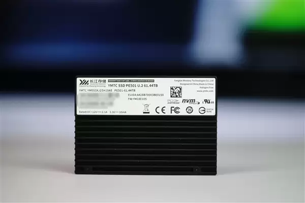 疾速14200MB/s！长江存储PE501 61.44TB图赏