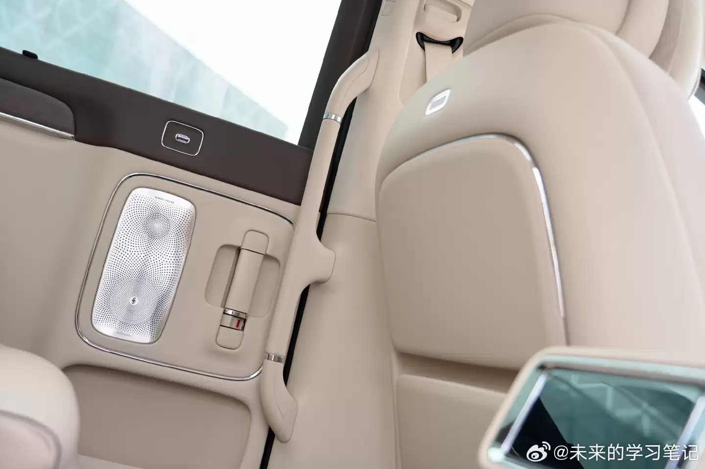 鸿蒙智行旗舰MPV智界V9内饰细节曝光，4月22日开启预订
