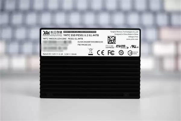疾速14200MB/s！长江存储PE501 61.44TB图赏
