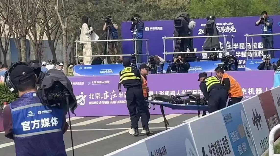 宇树H1半马赛场终点“累倒”，工作人员担架紧急处置