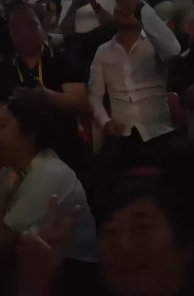 张雪机车WSBK荷兰站获第四 张雪现身浏阳烟花秀看台 自拍鼓掌吹口哨