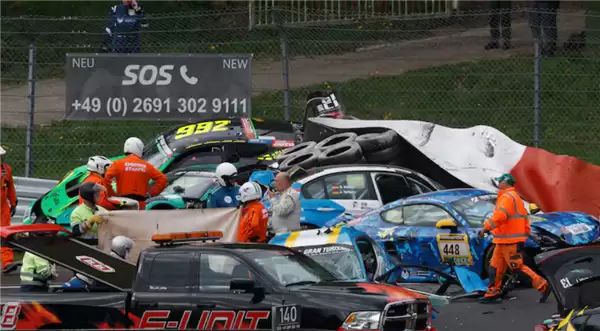 纽博格林24小时耐力排位赛中七车连撞：一芬兰车手不幸身亡