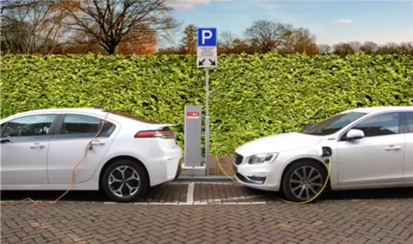 电车车主慌了！充电桩涨价：五毛一度的拼好电正在消失