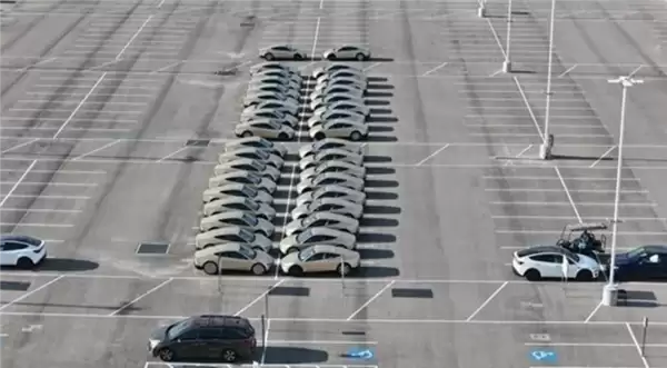 超50辆特斯拉Cybercab现身得州工厂：部分已进行碰撞测试 4月启动批量生产