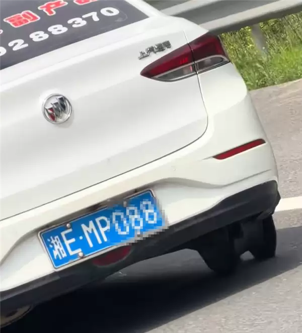 高速上爆胎女子继续开磨到只剩轮圈 后车司机狂按喇叭提醒