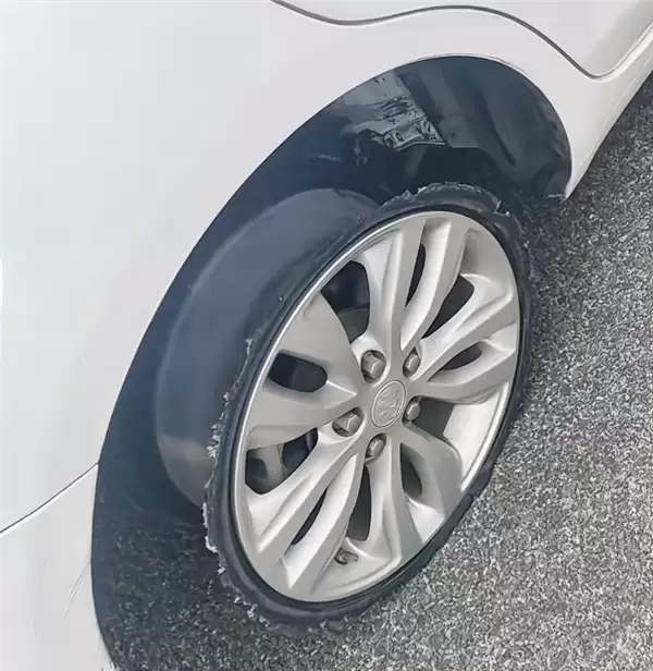 高速上爆胎女子继续开磨到只剩轮圈 后车司机狂按喇叭提醒