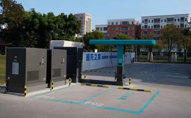 比亚迪发布第二代刀片电池及闪充技术 只用9分钟就能充饱