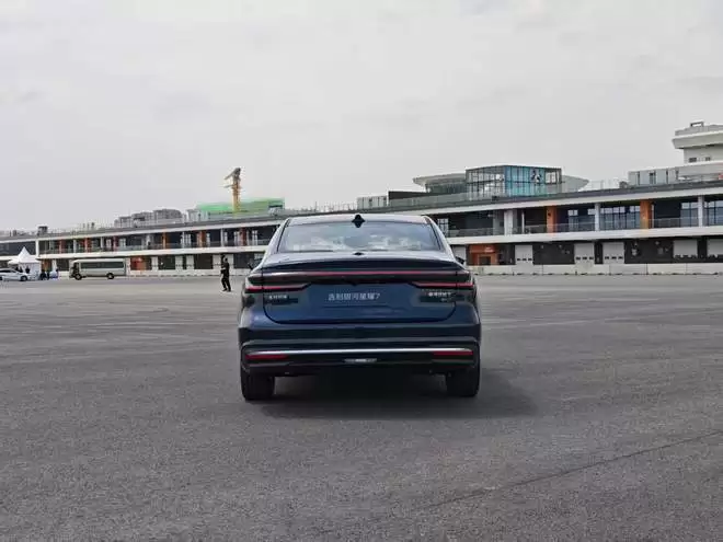 油耗2L级零百加速5.4s带四驱 吉利星耀7预售11.28万起