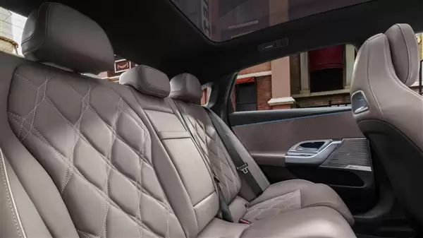 史上最运动的C级！奔驰C级纯电版全球首发：车内一块巨屏横贯前排