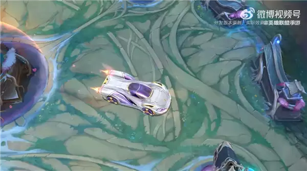 《英雄联盟手游》首次联名保时捷！臻藏传奇新驱卡莎皮肤来了 在峡谷开跑车