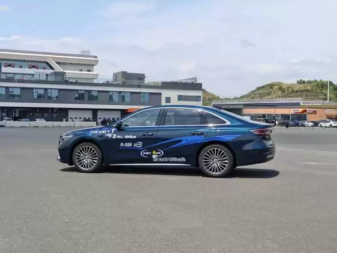 油耗2L级零百加速5.4s带四驱 吉利星耀7预售11.28万起