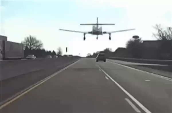 现实版GTA！美国一架飞机在公路上紧急迫降 后车拍下惊险全程