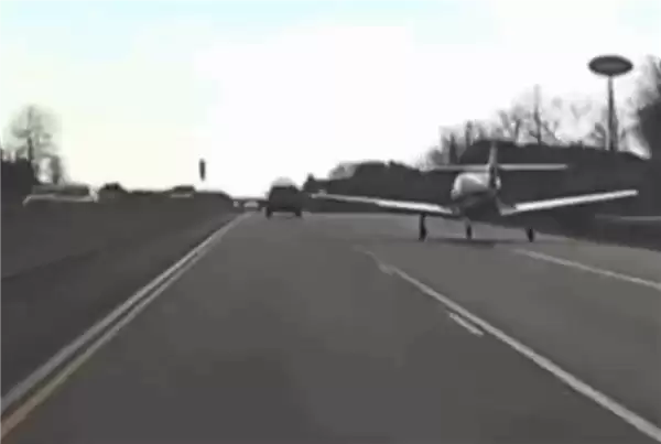 现实版GTA！美国一架飞机在公路上紧急迫降 后车拍下惊险全程