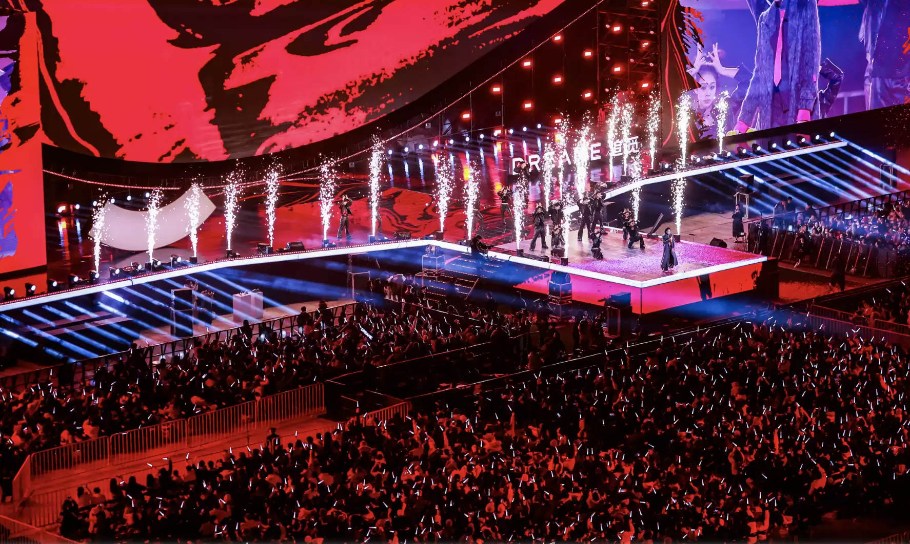 追觅科技办公环境或团队讨论场景