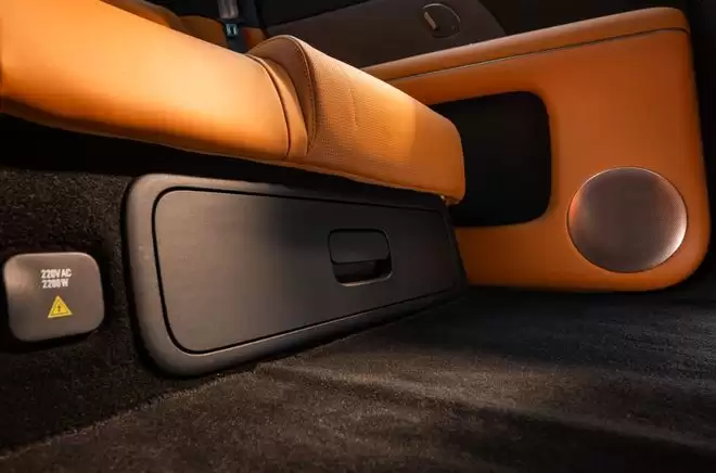 线控底盘+千问大模型 智己LS8预售XX.XX万起