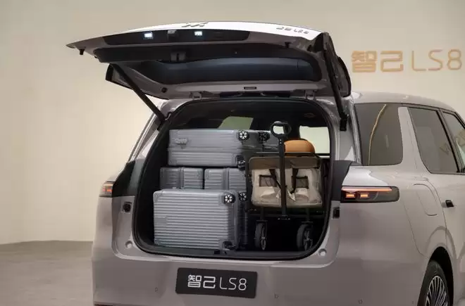 线控底盘+千问大模型 智己LS8预售XX.XX万起