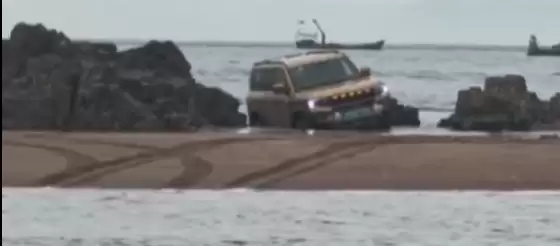 越野车海边玩漂移被困 嫌1000元救援费太贵 涨潮被淹最终花8千脱困