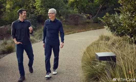 苹果两CEO交接图细节：库克爱穿耐克鞋 特努斯穿乐福鞋求舒适