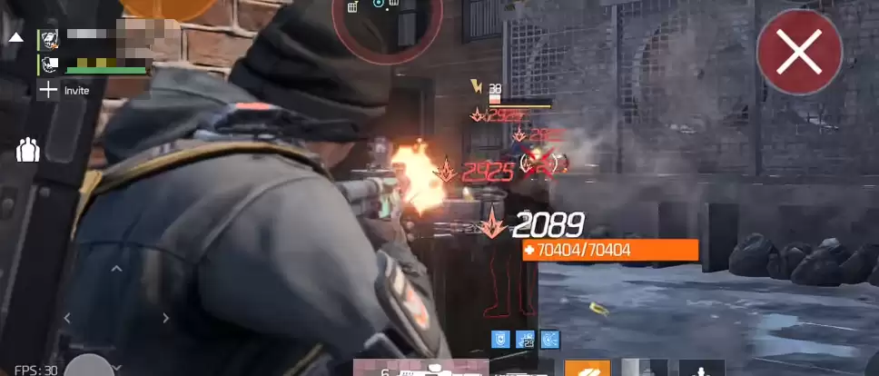 游戏场景示意图，展示组队作战与敌人强度