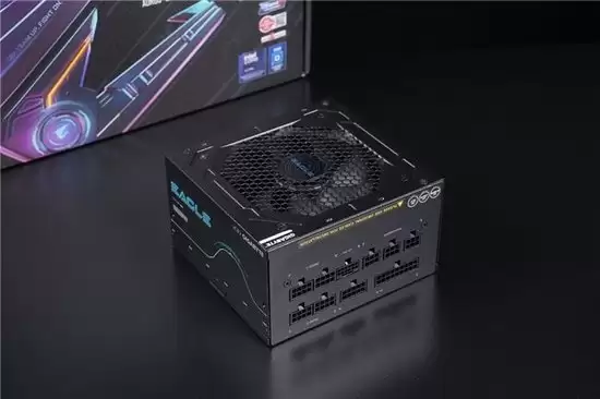 技嘉电源内部结构与接口特写