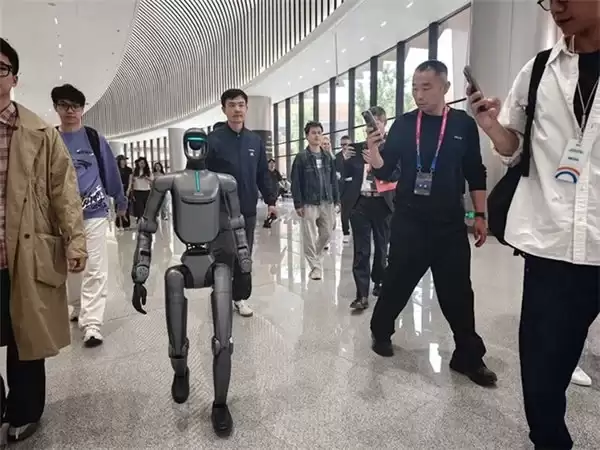 又火了！荣耀“元气仔”空降北京车展，新能安“护航”硬核科技