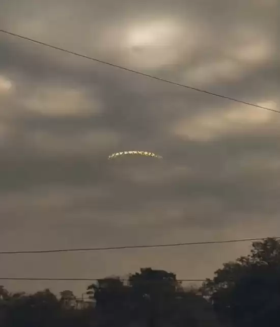 巴黎惊现UFO！灯光闪烁酷似空中圆盘都市
