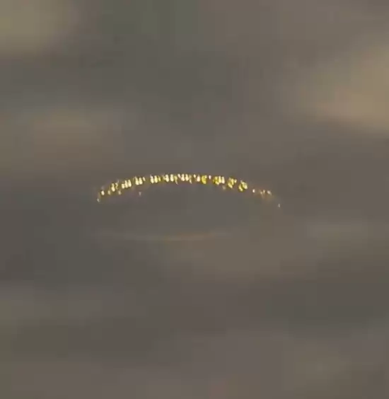 巴黎惊现UFO！灯光闪烁酷似空中圆盘都市