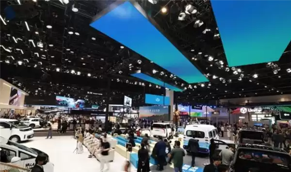 北京车展名场面！老外集体趴窝北京车展：蹲地上量中国底盘 拿放大镜看缝隙