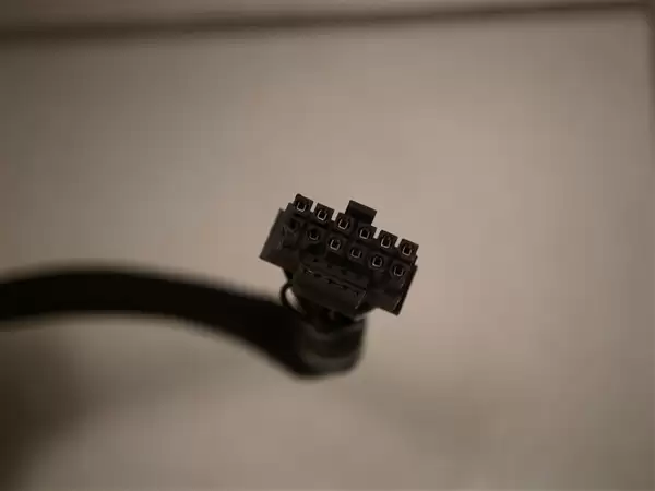 一只猫及时发现RTX 4090显卡烧毁冒烟：救了主人一命！