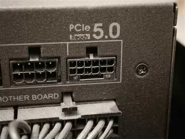一只猫及时发现RTX 4090显卡烧毁冒烟：救了主人一命！
