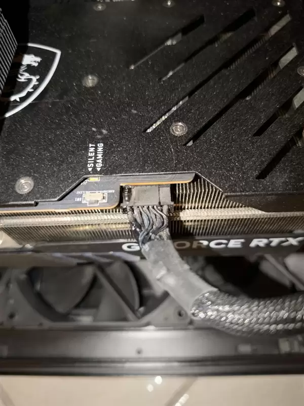 一只猫及时发现RTX 4090显卡烧毁冒烟：救了主人一命！