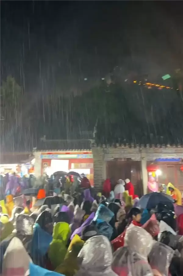 游客夜爬泰山突遇降雨大风 厕所挤满人