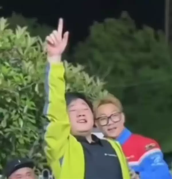 张雪路边摊见证第三冠！激动大喊：我们拿冠军了 全场我买单