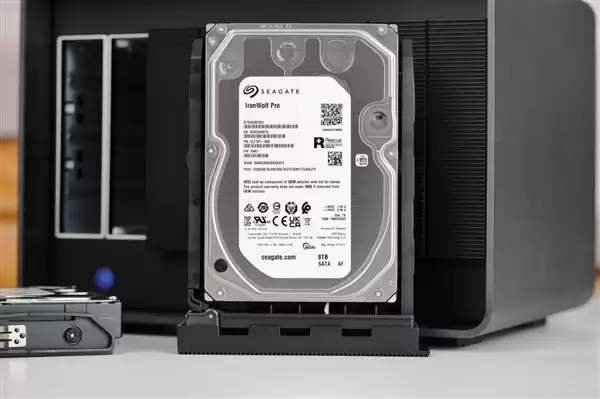 8盘位大肚能容！雷孜LaCie 8big Pro5 64TB外置硬盘图赏