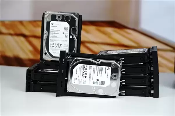 8盘位大肚能容！雷孜LaCie 8big Pro5 64TB外置硬盘图赏