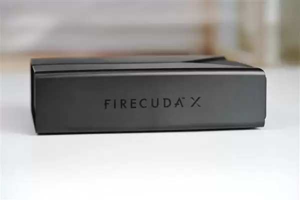 自带RGB的游戏扩容神器! 希捷FireCuda X Vault 20TB外置硬盘评测