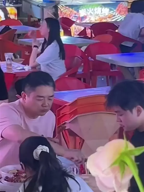刘强东深夜现身福州路边摊 嗦螺蛳粉狂炫小龙虾