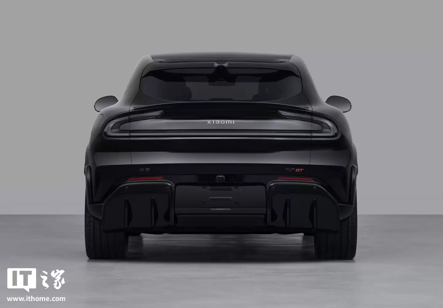 小米YU7 GT“车厘子红”无伪装实车上路，新车已官宣5月底正式发布