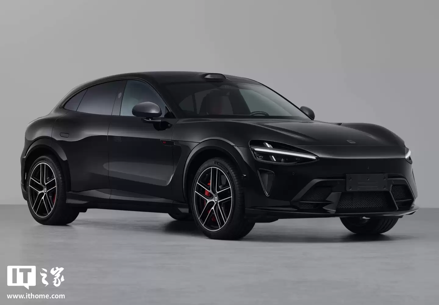 小米YU7 GT“车厘子红”无伪装实车上路，新车已官宣5月底正式发布