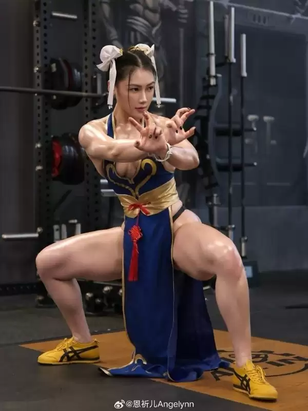 健身博主Angelynn Cos《街霸》春丽 性感度爆表