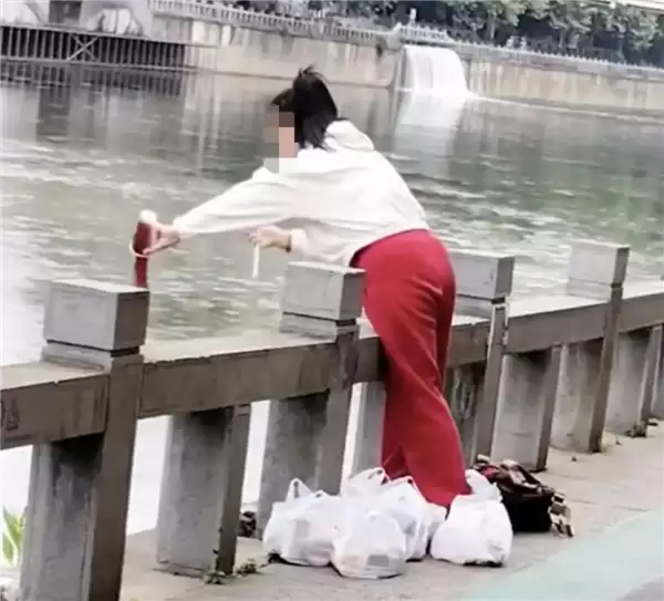 贵州一女子河道放生奶茶边倒边念经 网友吐槽荒唐:当地水务局介入并回应